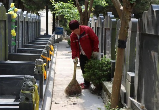 青山绿水寿阳山墓园保护生态环境和墓区整洁