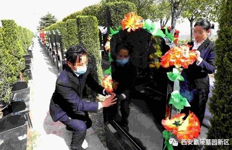 西安霸陵墓园新区帮外地打工人传递来自远方的思念