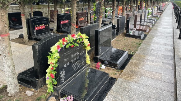 西安公墓下葬，尊重逝者